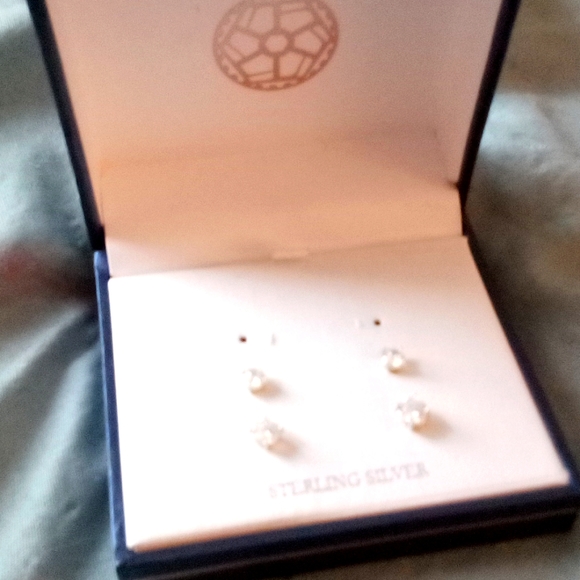 Set if two diamond stud earrings - Picture 1 of 2